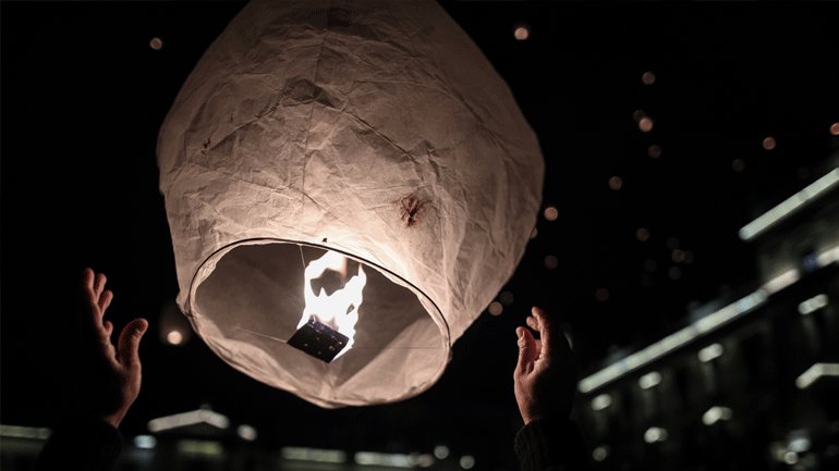 Η Αθήνα «πλημμύρισε» με απέραντη ζεστασιά τη χριστουγεννιάτικη «νύχτα των ευχών»