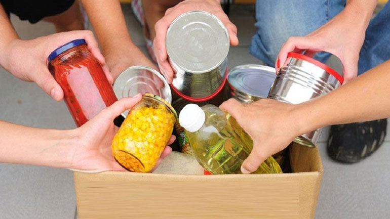 Θεσσαλονίκη: Είδη πρώτης ανάγκης προσφέρθηκαν σε φιλανθρωπικά ιδρύματα από την αστυνομία