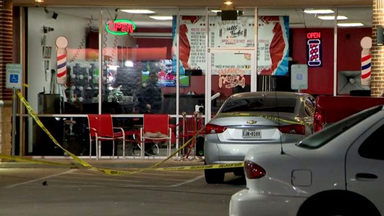 Απίστευτο: Πυροβόλησε τον κουρέα επειδή δεν του άρεσε το κούρεμα που έκανε στον γιο του