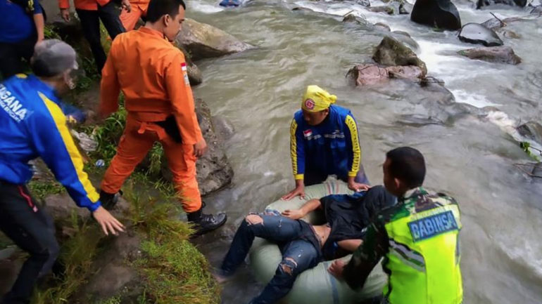 Ινδονησία: Τουλάχιστον 24 νεκροί έπειτα από πτώση λεωφορείου σε χαράδρα