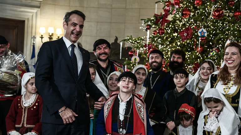 Τα χριστουγεννιάτικα κάλαντα στον πρωθυπουργό