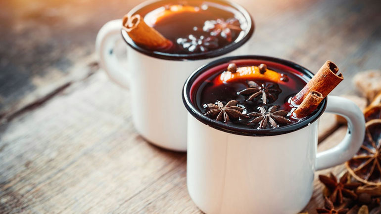 Gluhwein: Φτιάξτε το αγαπημένο κρασί των Χριστουγέννων και εντυπωσιάστε
