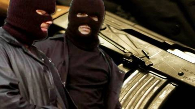 Ληστές εισέβαλαν σε κατάστημα με τα καλάσνικοφ στα χέρια