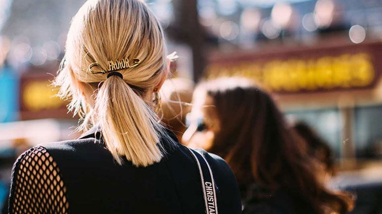 Εύκολα χτενίσματα που μπορείτε να κάνετε για chic εμφανίσεις τις γιορτές