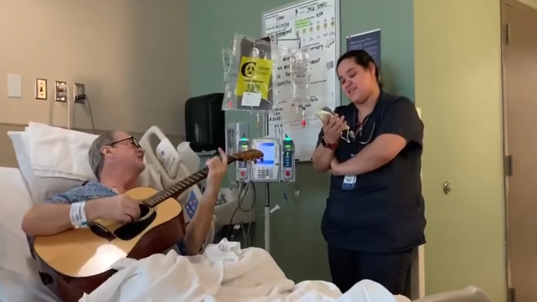 Η μελωδία «Άγια Νύχτα» που τραγούδησαν νοσοκόμα και καρκινοπαθής έριξε το διαδίκτυο