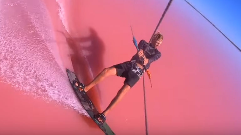 Κάιτ σερφ σε… ροζ νερά