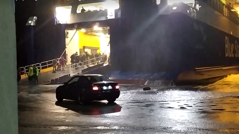 Η μάχη του καπετάνιου με τα κύματα – Πέντε ώρες έκανε να δέσει το πλοίο στο λιμάνι Σαντορίνης