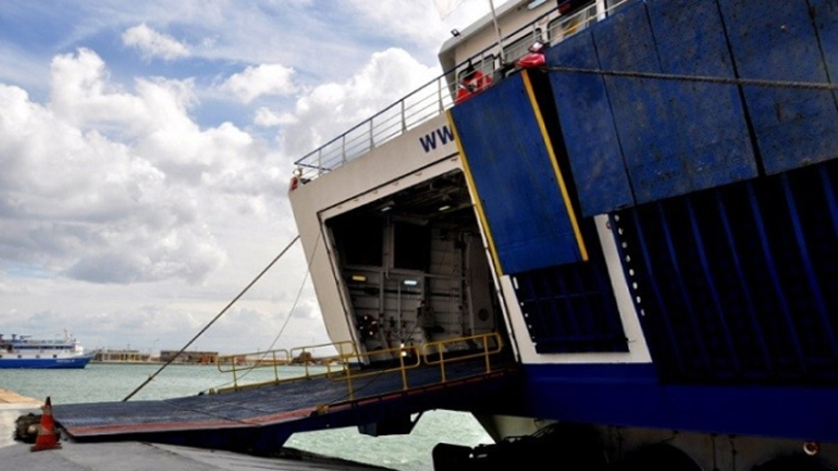 Σοκαρισμένη η οδηγός που το αυτοκίνητό της έπεσε στη θάλασσα από πλοίο: «Ωφείλω τη ζωή μου στους λιμενικούς»