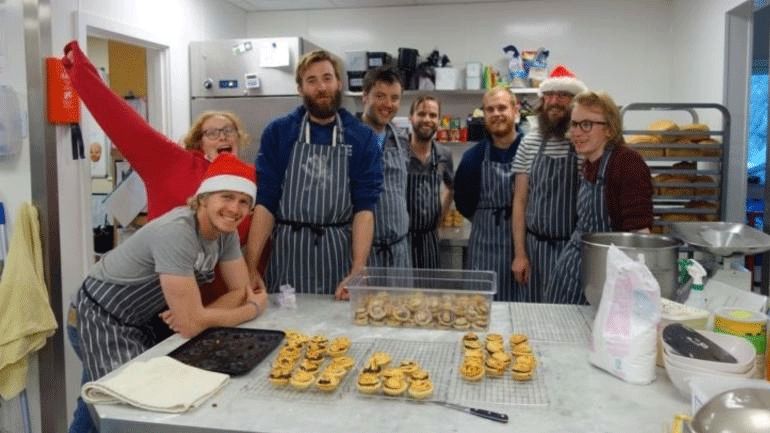 Η σεφ που ταξίδεψε 10.000 μίλια για να μαγειρέψει το γεύμα των Χριστουγέννων στην Ανταρκτική