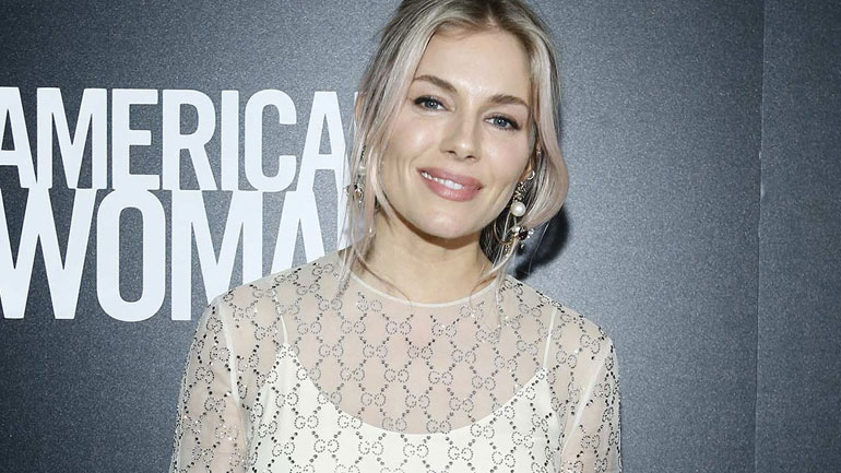 H Sienna Miller μόλις φόρεσε το αγαπημένο καλσόν των fashionistas