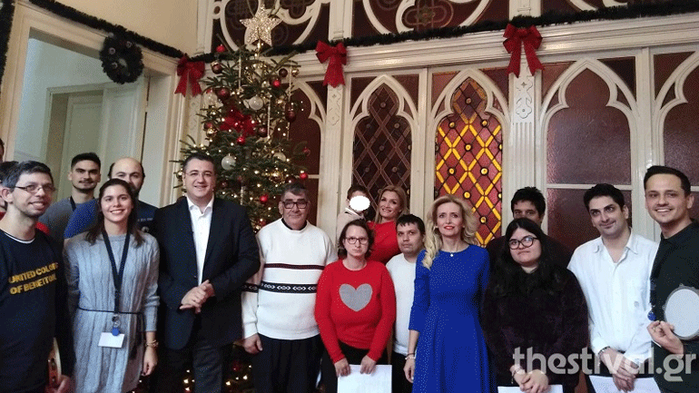 Τα χριστουγεννιάτικα κάλαντα έψαλαν στον περιφερειάρχη Κ. Μακεδονίας και στον δήμαρχο Θεσσαλονίκης