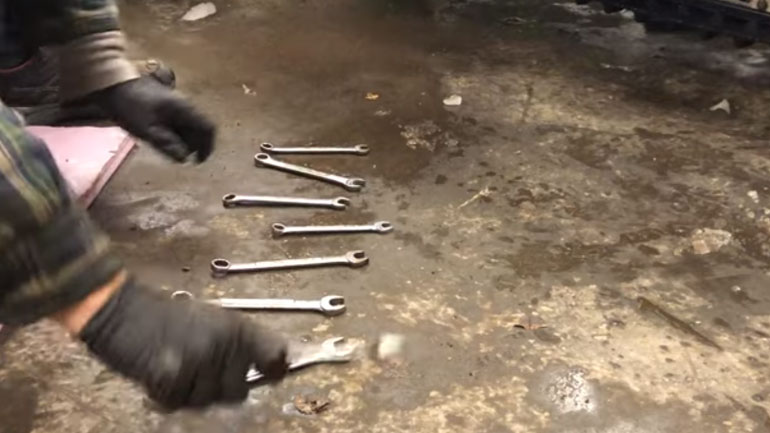 Όταν οι μηχανικοί λένε τα κάλαντα με… γερμανικά κλειδιά