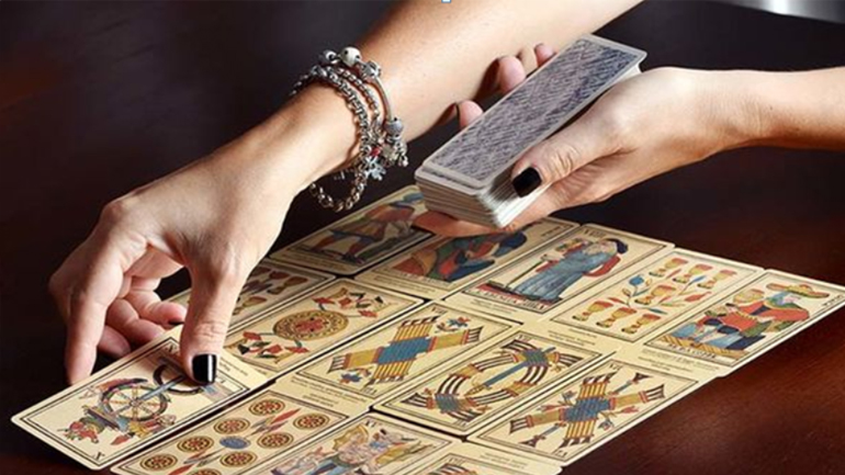 Η χαρτορίχτρα του έφαγε μετρητά και ακίνητα για να κάνει μάγια στην αγαπημένη του