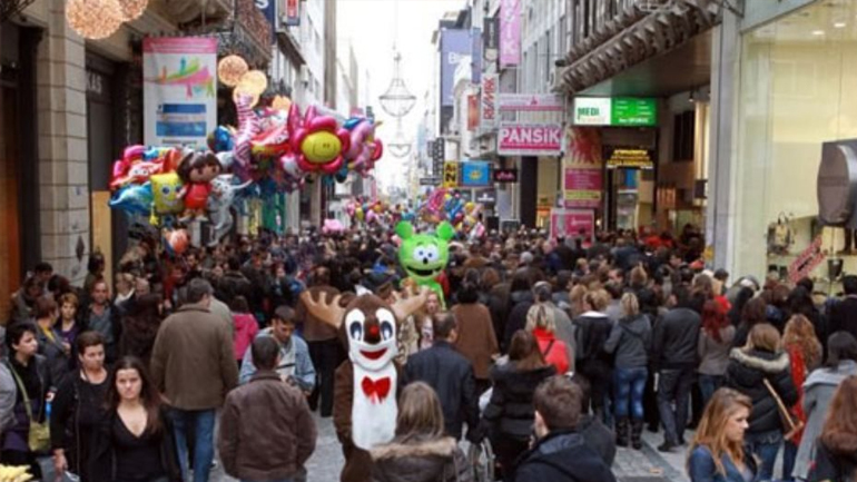 Εορταστικό ωράριο: Τι ώρα κλείνουν σήμερα τα καταστήματα