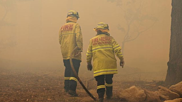 Αυστραλία: Οι πυροσβέστες ανήμερα των Χριστουγέννων δίνουν μάχη με τις φλόγες