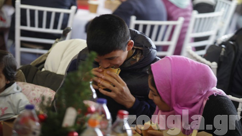 Γεύμα αγάπης του Δήμου Αθηναίων στους άπορους και τους άστεγους