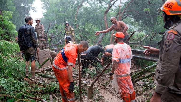 Ινδονησία: Στους 28 οι νεκροί από την πτώση λεωφορείου σε χαράδρα