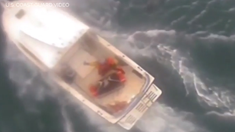 Η στιγμή της διάσωσης σέρφερ από τα σαγόνια του καρχαρία