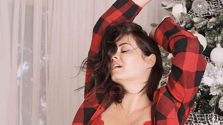 Η Μαρία Κορινθίου ποζάρει ως sexy αγιοβασιλίτσα!