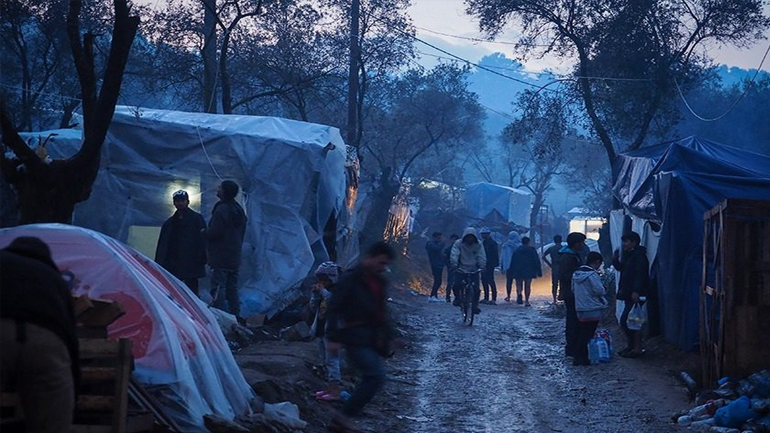 Χριστούγεννα στη Μόρια με φόντο τις λάσπες