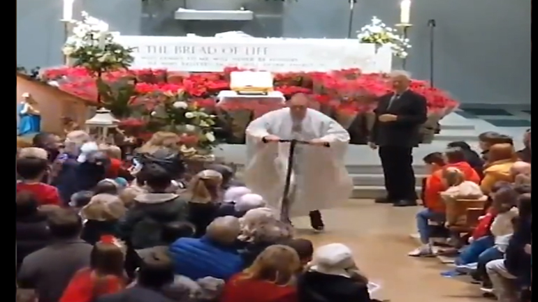 Θεαματική έξοδος: Ιερέας διέσχισε με πατίνι την εκκλησία