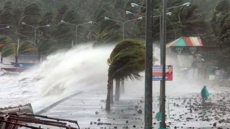 Τυφώνας και έντονη βροχόπτωση ανήμερα των Χριστουγέννων στις Φιλιππίνες
