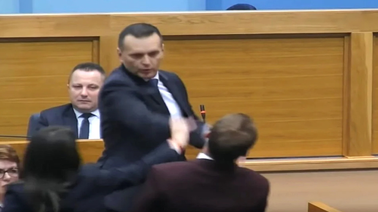 Χαμός στη Βοσνία: Υπουργός χαστούκισε βουλευτή μέσα στη Βουλή