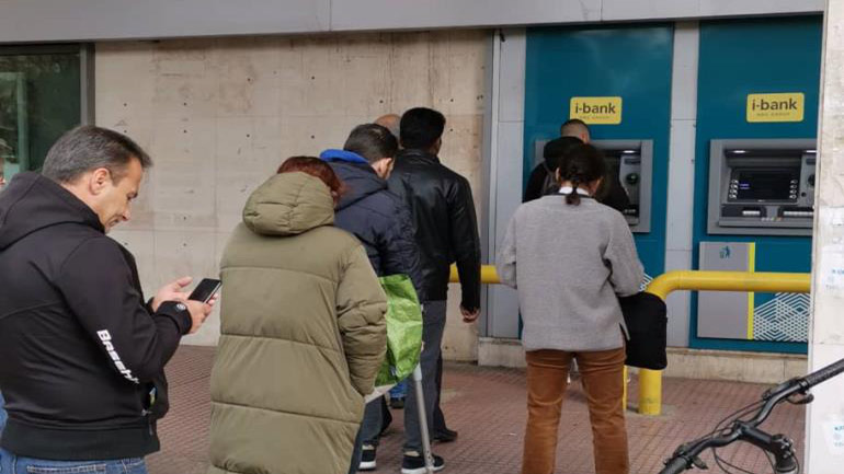 Δώρο Χριστουγέννων, επιδόματα και συντάξεις προκαλούν ουρές στα ΑΤΜ!