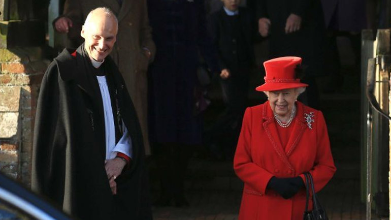 Χωρίς τον σύζυγό της στη χριστουγεννιάτικη λειτουργία η βασίλισσα Ελισάβετ
