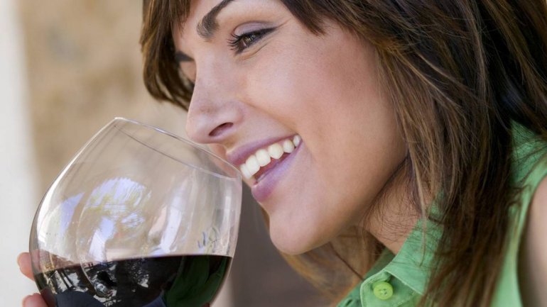 Πώς να εμποδίσετε τον αποχρωματισμό των δοντιών από το κρασί σ’ αυτές τις γιορτές
