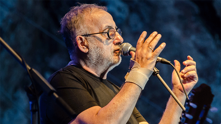 Θάνος Μικρούτσικος: «Tο πιο όμορφο απ’ όλα δεν στο ’χω πει ακόμα…»