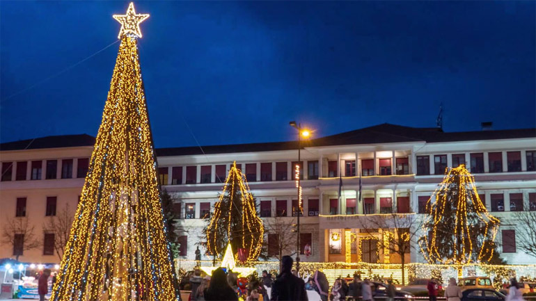 Τα Γιάννενα φόρεσαν τα γιορτινά τους