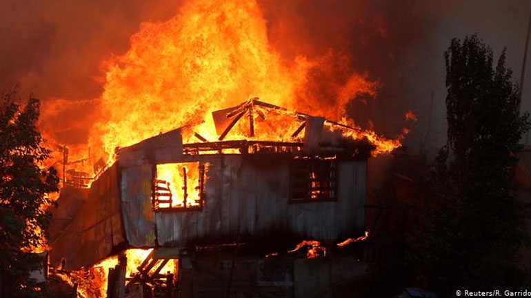 Σε εξέλιξη βρίσκεται μεγάλη φωτιά στη Χιλή – Τραυματίστηκαν πυροσβέστες