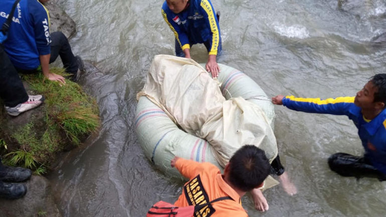 Ινδονησία: Στους 35 αυξήθηκε ο αριθμός των νεκρών από την πτώση λεωφορείου σε χαράδρα