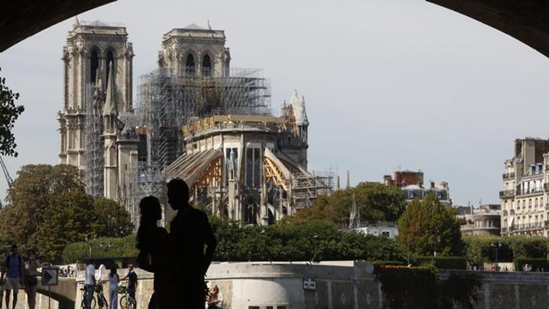 Σοκ στο Παρίσι: Η Notre Dame κινδυνεύει να καταρρεύσει – Πόσες πιθανότητες δίνει υψηλόβαθμος κληρικός