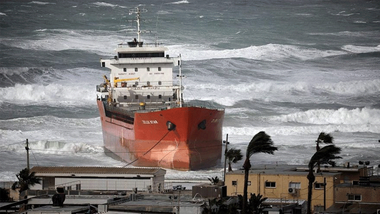 Ισραήλ: Ισχυροί άνεμοι παρέσυραν πλοίο σε παραλία