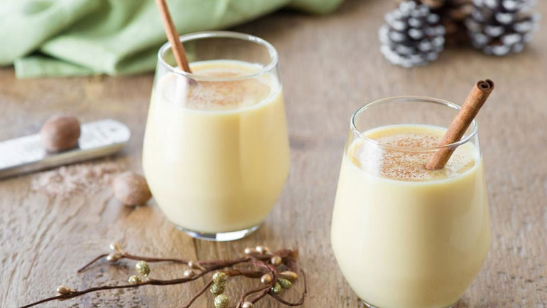 Eggnog: Tο χριστουγεννιάτικο ποτό που λατρεύουν σε όλο τον πλανήτη