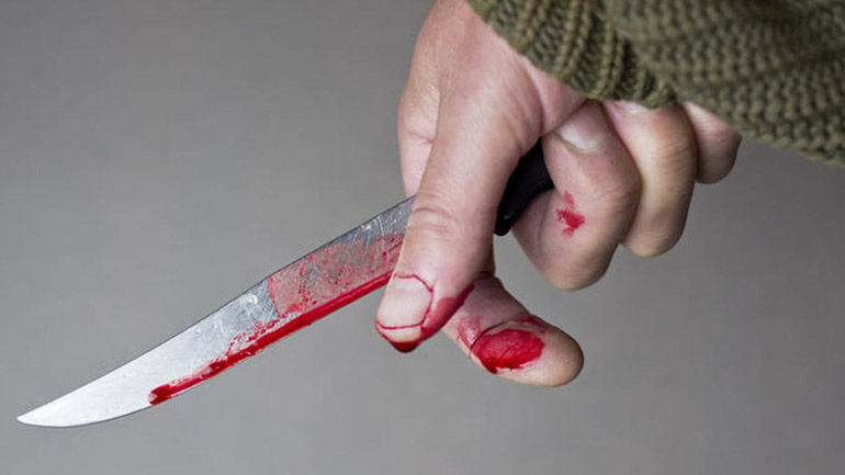 Άνδρας μαχαίρωσε τη σύντροφό του και την εγκατέλειψε στην εθνική οδό Πατρών-Αθηνών