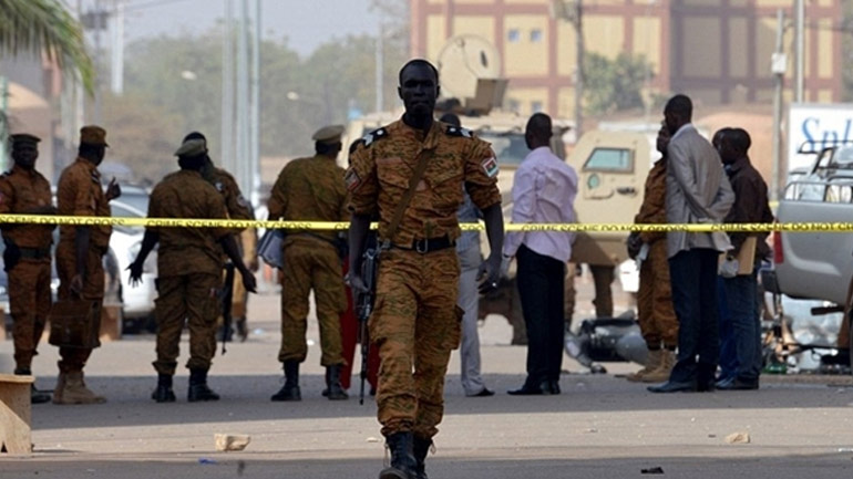 Μπουρκίνα Φάσο: Το Ισλαμικό Κράτος ανέλαβε την ευθύνη για την πολύνεκρη επίθεση σε στρατιωτική βάση