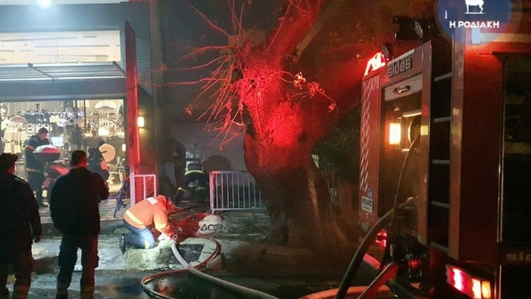 Φωτιά σε αποθήκη πολυκατοικίας στη Ρόδο