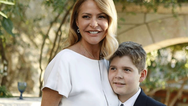 Τζένη Μπαλατσινού: Το τρυφερό φιλί στον γιο της μπροστά από το χριστουγεννιάτικο δέντρο!