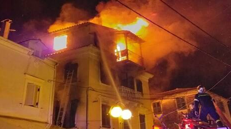 Συγκλονίζει η μάνα που πήδηξε από φλεγόμενο σπίτι με το μωρό αγκαλιά