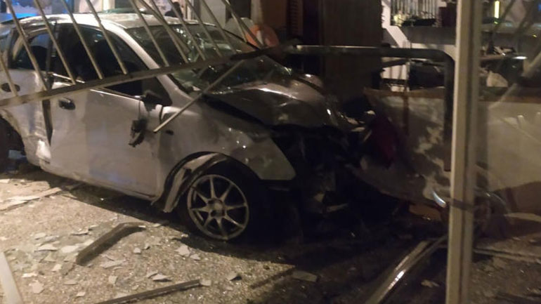 Κολωνός: Οδηγός ΙΧ έχασε τον έλεγχο και έπεσε στην τζαμαρία καταστήματος