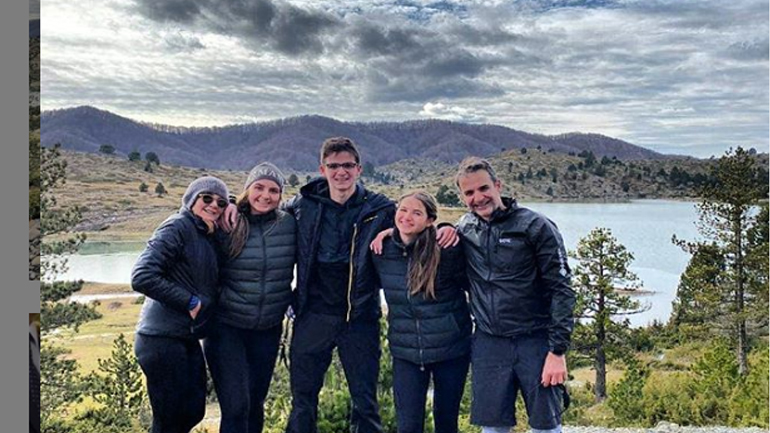 Η οικογενειακή φωτογραφία Μητσοτάκη από το Μέτσοβο