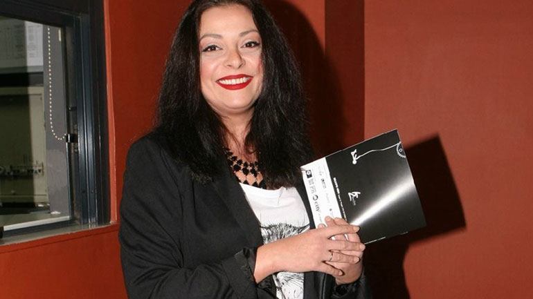 Η Βασιλική Ανδρίτσου φωτογραφίζει τον σύζυγό της με την κόρη τους