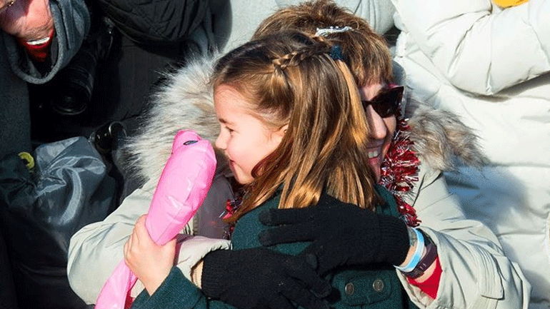 Η στιγμή που η πριγκίπισσα Charlotte αγκαλιάζει γυναίκα με αμαξίδιο