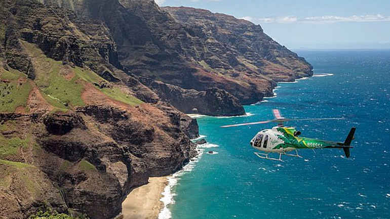 Εντοπίστηκαν τα συντρίμμια του ελικοπτέρου στη Χαβάη – Έρευνες για τους επτά επιβάτες
