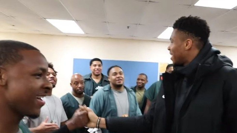 Δώρισαν παπούτσια σε κρατούμενους φυλακών ο Γιάννης και ο Θανάσης Αντετοκούνμπο