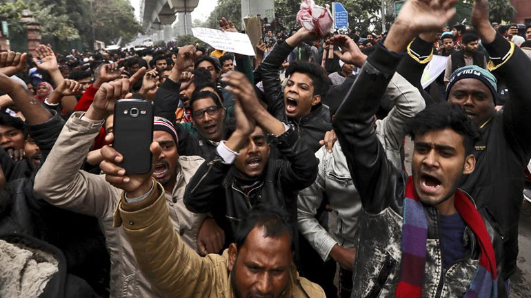 Ινδία: Υπέρ της αστυνομικής βίας τοπικός πρωθυπουργός για την καταστολή των διαδηλώσεων