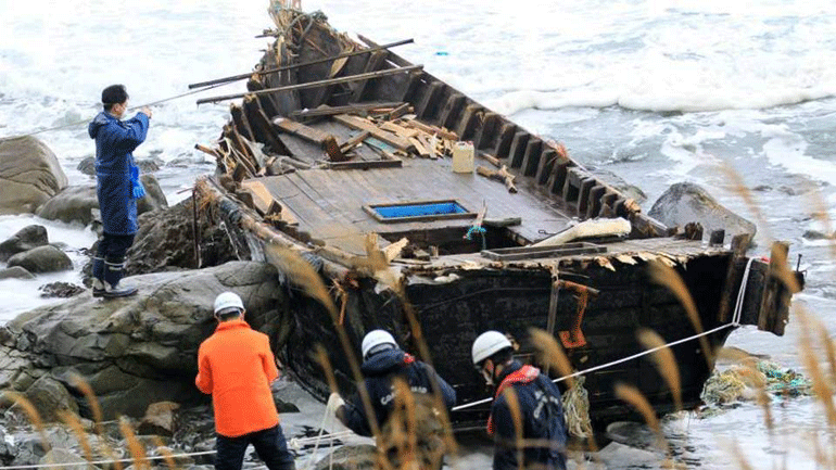 Πλοίο – φάντασμα με ανθρώπινα λείψανα από τη Βόρεια Κορέα ξεβράστηκε στην Ιαπωνία